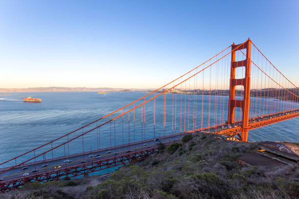 мост золотых ворот над морем - gold gate bridge san francisco county стоковые фото и изображения