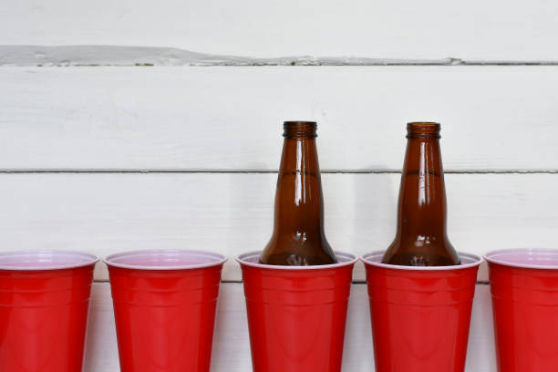 rouges solo tasses et bouteilles de bière - disposable cup plastic beer bottle photos et images de collection