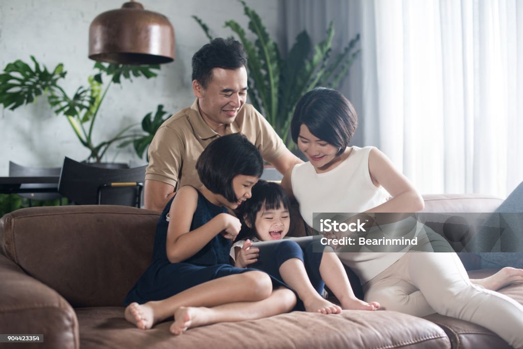 Família asiática a passar tempo juntos em casa. - Foto de stock de Família royalty-free