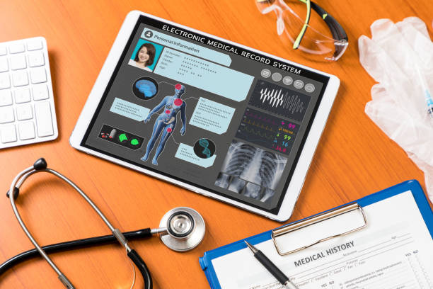 электронная концепция медицинской документации. - doctors office stethoscope patient medical record стоковые фото и изображения