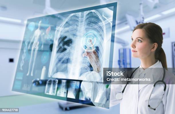 Joven Doctora Y Concepto Futurista Interfaz Médicos Foto de stock y más banco de imágenes de Tecnología sanitaria