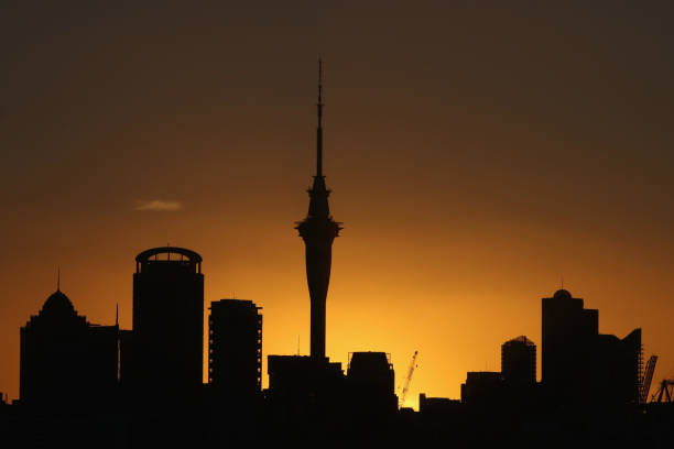 Silhueta do sol de Auckland horizonte - foto de acervo