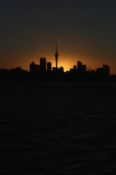 Silhueta do sol de Auckland horizonte - foto de acervo