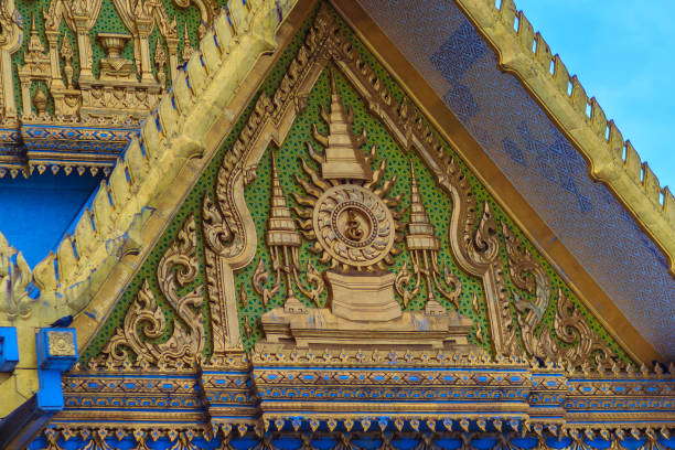 la bella brama e la decorazione in stile tailandese sul timpano dorato terminano a wat sothonwararam, un famoso tempio pubblico nella provincia di chachoengsao, in thailandia. - gable end foto e immagini stock