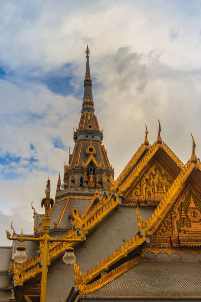 la bella brama e la decorazione in stile tailandese sul timpano dorato terminano a wat sothonwararam, un famoso tempio pubblico nella provincia di chachoengsao, in thailandia. - gable end foto e immagini stock