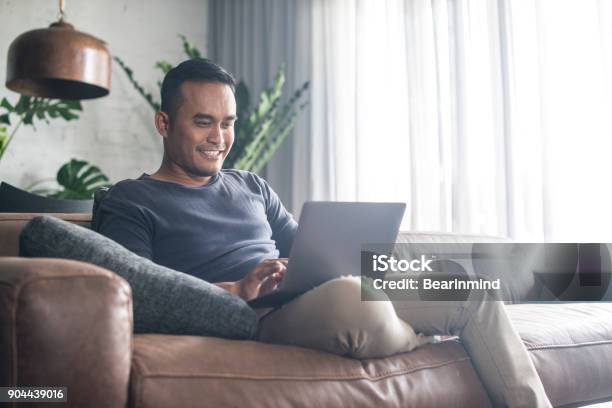 Joven Asiática Trabajando En Casa Foto de stock y más banco de imágenes de Ordenador portátil - Ordenador portátil, Hombres, Vida doméstica