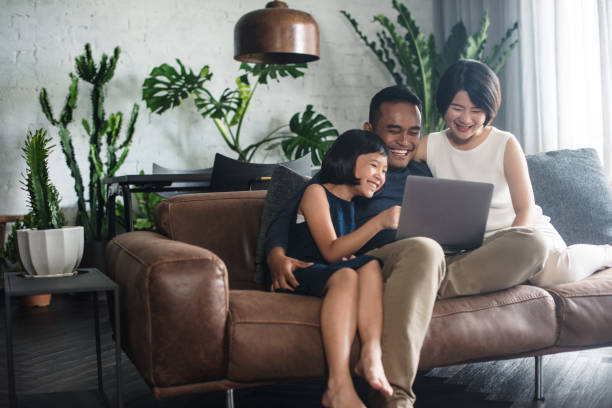 familia asiática mirando la computadora en el hogar. - malaysian person family asian ethnicity mother fotografías e imágenes de stock