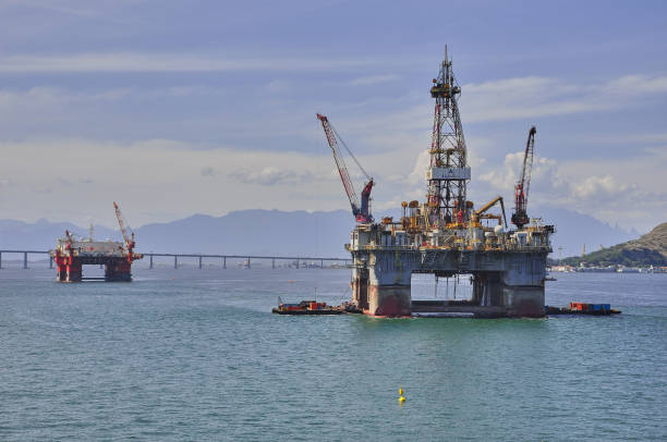 нефтяная вышка в заливе рио-де- - oil rig brazil oil industry petroleum стоковые фото и изображения
