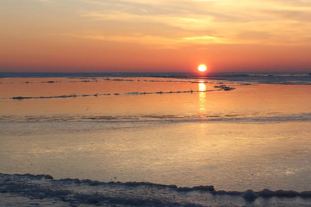 pôr do sol em um rio coberta de gelo, reservatório de ob, sibéria, rússia - bend sun river snow - fotografias e filmes do acervo