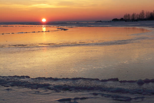 pôr do sol em um rio coberta de gelo, reservatório de ob, sibéria, rússia - bend sun river snow - fotografias e filmes do acervo