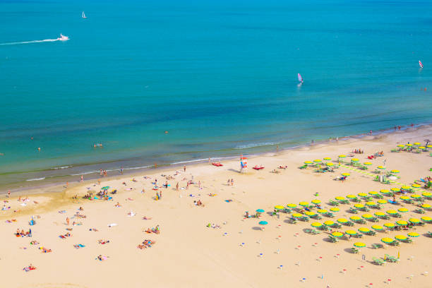 vista aerea della spiaggia di rimini con persone e acqua blu. concetto di vacanza estiva. - romagna foto e immagini stock