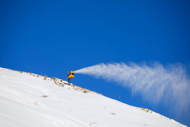 人口雪雪銃を持つ。 斜面の人工雪をスキーします。雪の大砲を持つスキー - 雪製造機。美しい冬の自然。山の上に新鮮な雪。 高山スキー場。 - mountain winter season machine snow making machine ストックフォトと画像