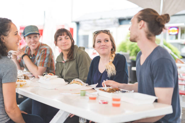 istock Food Cart Customers 904460156
