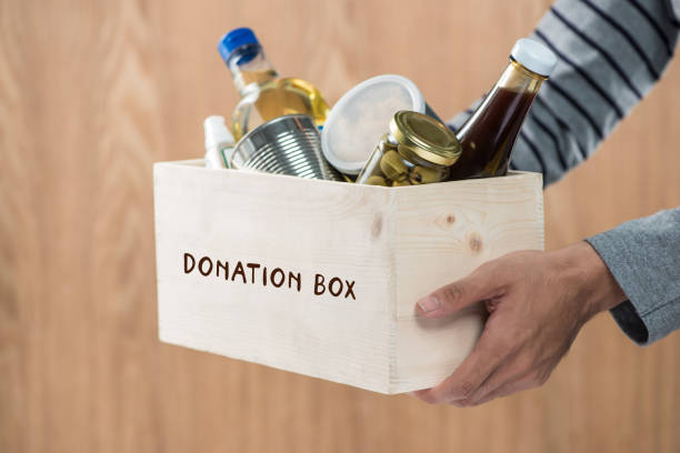 木製の背景に食料品と募金箱でボランティア - oil distribution ストックフォトと画像