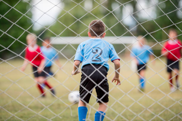 pewny siebie bramkarz - playing field kids soccer goalie soccer player zdjęcia i obrazy z banku zdjęć