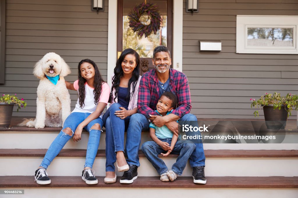 Familie mit Kindern und Hund auf Schritte von zu Hause sitzen - Lizenzfrei Familie Stock-Foto