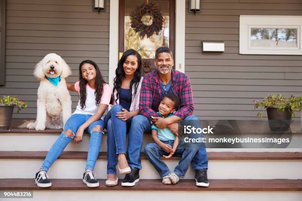 子供やペットの犬と家族の家のステップに座ってください - 家族のストックフォトや画像を多数ご用意 - 家族, 屋外, 犬