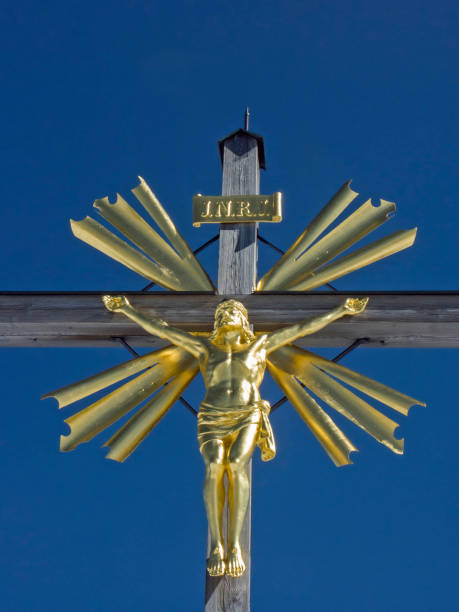 istock Gold-glittering summit cross on Wank 904486392