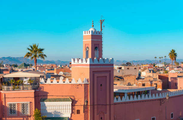 vista panorâmica de marrakech ou marrakesh com a parte velha da cidade medina e minarete - djemma el fna square - fotografias e filmes do acervo