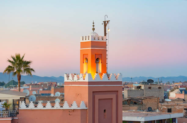 vista panorâmica de marrakech ou marrakesh com a parte velha da cidade medina e minarete - djemma el fna square - fotografias e filmes do acervo