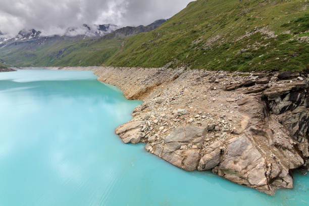 faible niveau d’eau dans le réservoir de moiry - water surface european alps mountain valley photos et images de collection