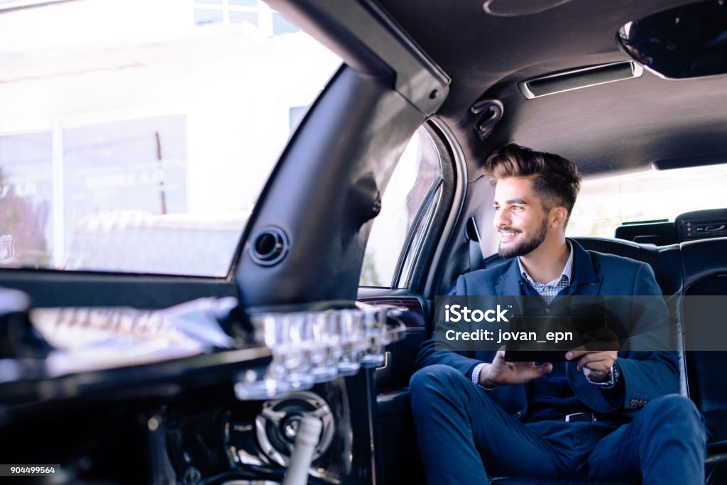 Junger Geschäftsmann in Limo sitzen - Lizenzfrei Limousine - Luxuswagen Stock-Foto