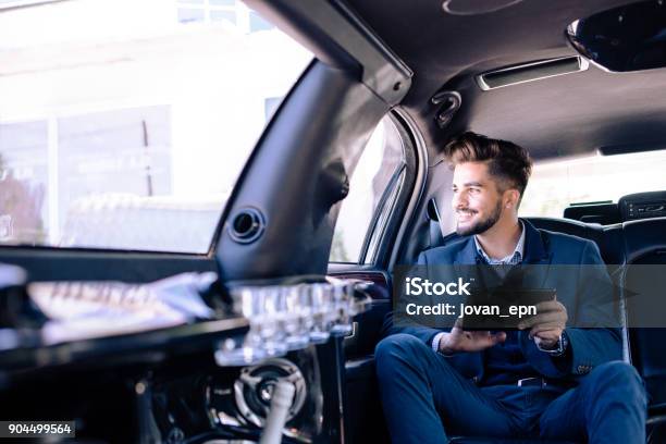 Junger Geschäftsmann In Limo Sitzen Stockfoto und mehr Bilder von Limousine - Luxuswagen - Limousine - Luxuswagen, Auto, Männer