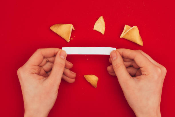 자른 전통적인 행운의 쿠키, 중국 새 해 개념을 여 인의 샷 - fortune cookie 뉴스 사진 이미��지