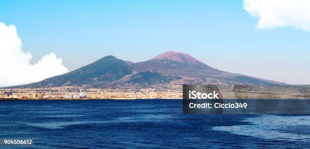 Napoli Il Golfo Ed Il Vesuvio - Fotografie stock e altre immagini di Acqua - Acqua, Ambientazione esterna, Architettura