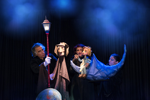 Artistas de teatro con sus muñecos juega un drama photo