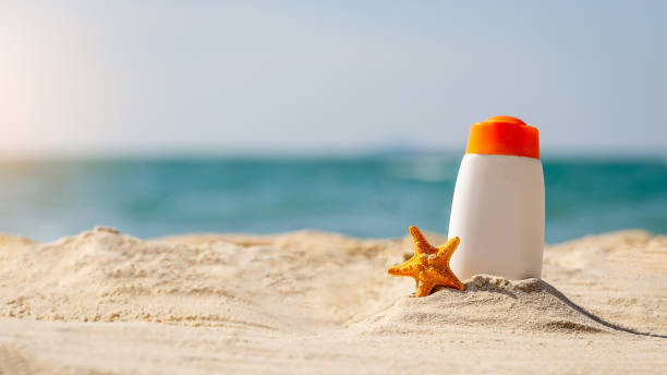 Bottle of sunscreen lotion and starfish on tropical beach, Beach accessories and summer concept, copy space Bottle of sunscreen lotion and starfish on tropical beach, Beach accessories and summer concept, copy space starfish sunglasses stock pictures, royalty-free photos & images