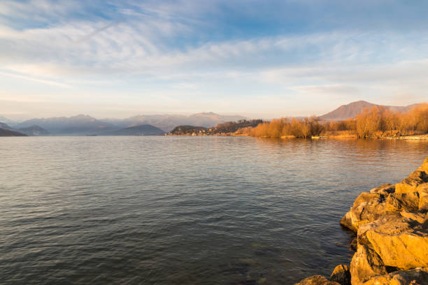 lago maggiore, bozza di bogno, italien. landschaft bei sonnenuntergang. im hintergrund die alpen und auf der linken seite, im gebiet von baveno pallanza - intra; auf der rechten seite des raums der sasso moro und cantone - intra coastal stock-fotos und bilder