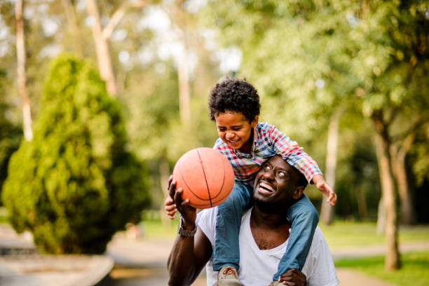 chodźmy grać w koszykówkę. - basketball playing ball african descent zdjęcia i obrazy z banku zdjęć