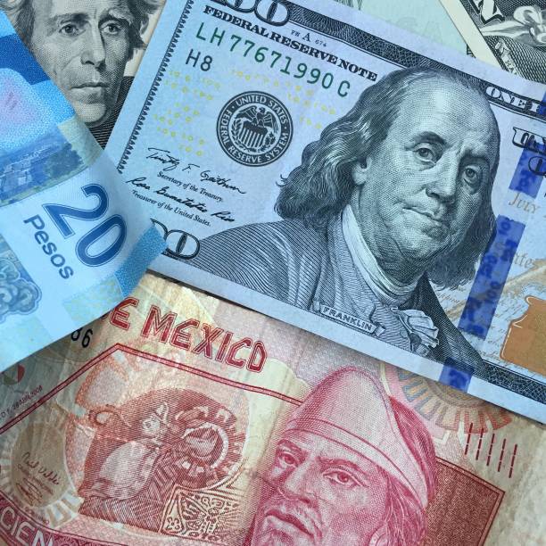 dolary amerykańskie i banknoty pesos meksykańskie - abundance us currency making money large group of objects zdjęcia i obrazy z banku zdjęć