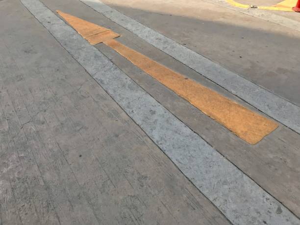 istock Straight arrow on the road 904519408