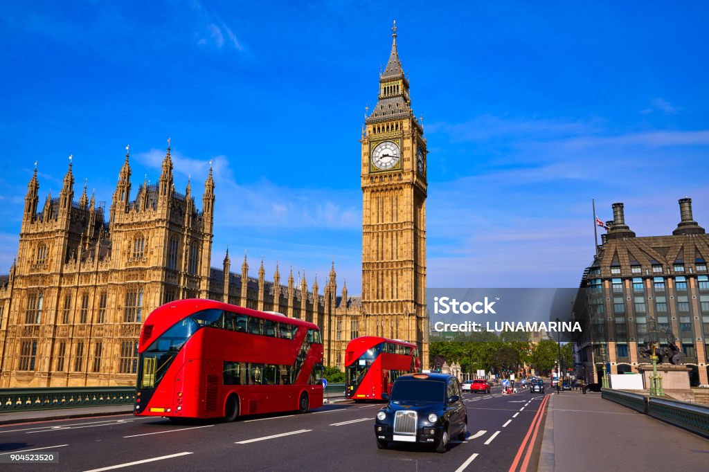 Torre de reloj de Big Ben y autobuses de Londres - Foto de stock de Londres - Inglaterra libre de derechos