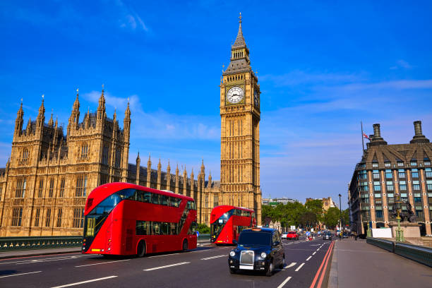 torre de reloj de big ben y autobuses de londres - city of westminster fotografías e imágenes de stock