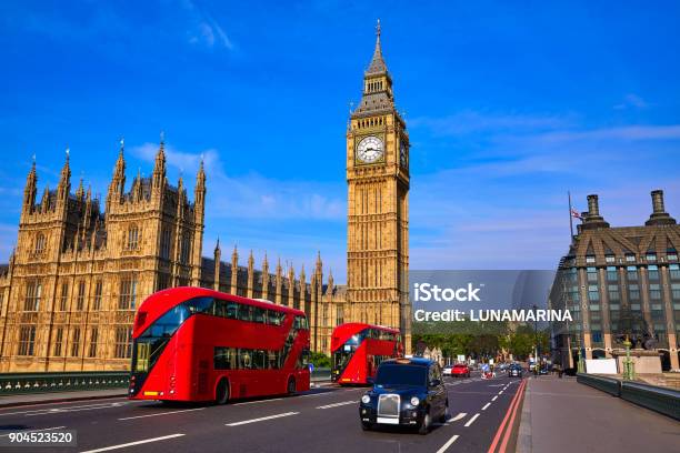 Torre De Reloj De Big Ben Y Autobuses De Londres Foto de stock y más banco de imágenes de Londres - Inglaterra - Londres - Inglaterra, Big Ben, Reino Unido