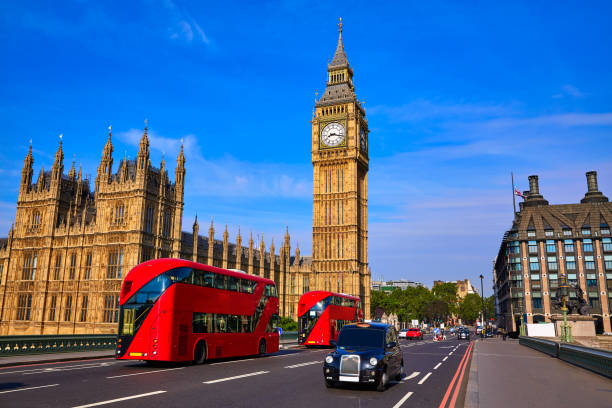 big ben clock tower e london bus - londra foto e immagini stock