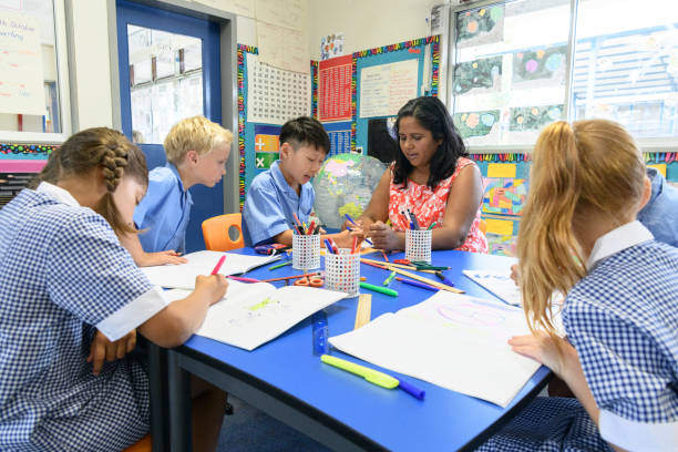 grupo de crianças de escola multi racial em sala de aula com seu professor - etnia aborígene australiana ilustrações - fotografias e filmes do acervo