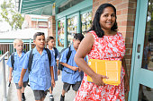 lehrer-und-sch%C3%BCler-in-der-schule-an