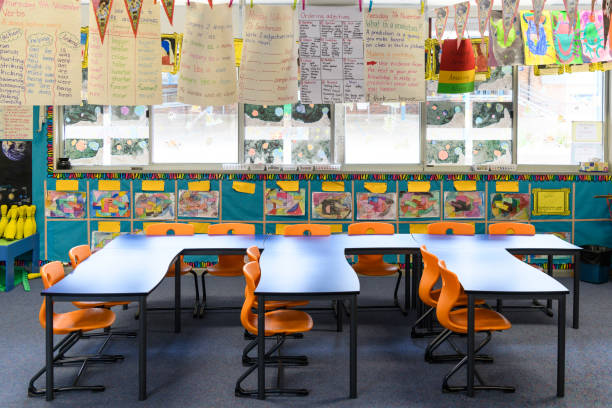 aula de la escuela con proyectos escritos y cursos colgar - classroom education chair carpet fotografías e imágenes de stock