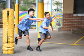 zwei-jungen-laufen-und-lachen-im-schulho