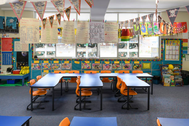 aula vacía con la escuela trabajo y empavesado - classroom education chair carpet fotografías e imágenes de stock