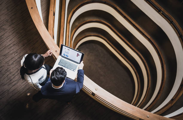 pessoas de negócios, tendo uma reunião no corredor - consultant indoors lifestyles technology - fotografias e filmes do acervo