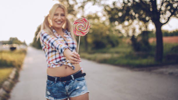 istock Girl with lollipop 904535888