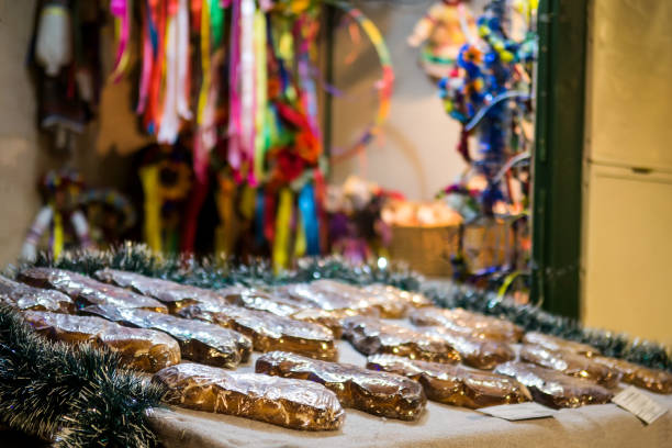 istock Gingerbreads on a Christmas market store 904536144