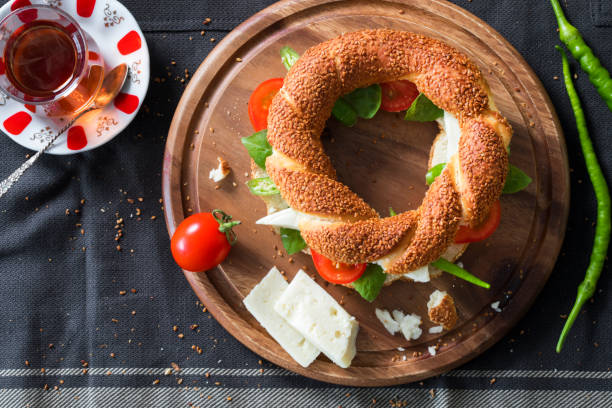 bagel turco con formaggio, pomodoro, pepe verde, basilico, tè - simit foto e immagini stock