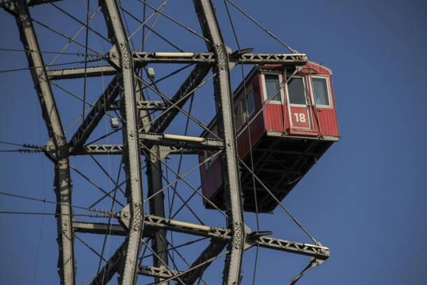 gigantyczne koło promowe w wiedniu - transformer electricity mesh power line zdjęcia i obrazy z banku zdjęć