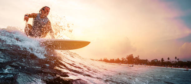 surfista cavalca l'onda dell'oceano - surfing surf wave men foto e immagini stock